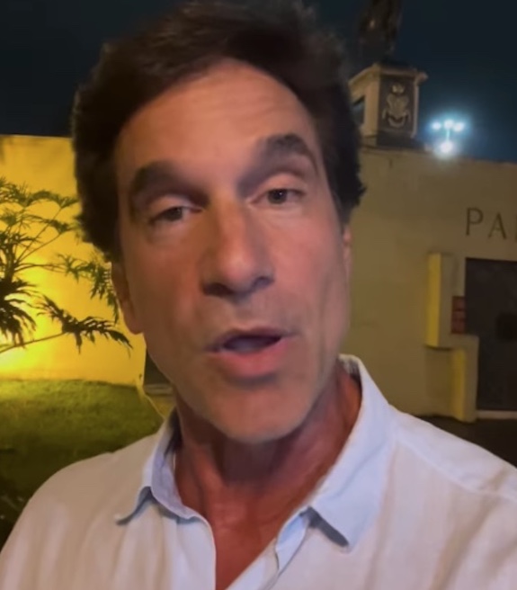 Victor Fasano participa de manifestação e questiona resultado de relatório das urnas