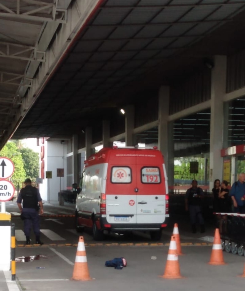 Homem leva mais de 4 tiros no estacionamento do Supermercado Atack em Manaus