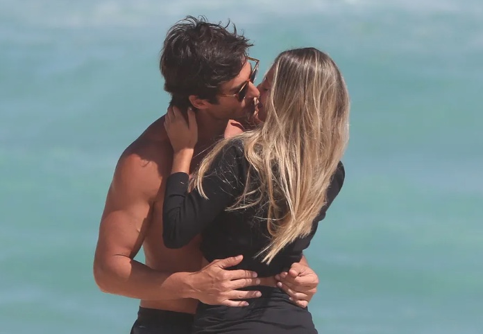 Ex de Isis Valverde, André Resende é clicado em pegação com loira na praia