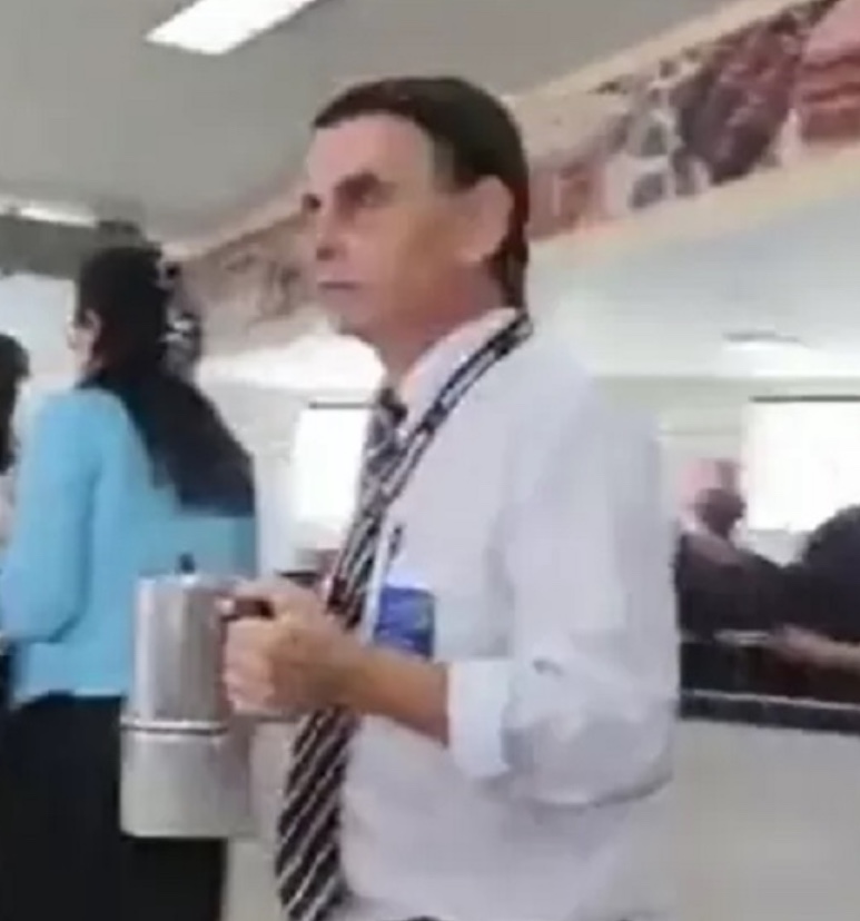 'Sósia' de Bolsonaro em restaurante viraliza na web; vídeo 