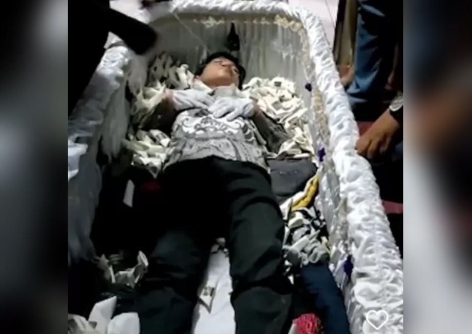 Homem tenta forjar própria morte e se esconde em caixão para escapar de agiotas