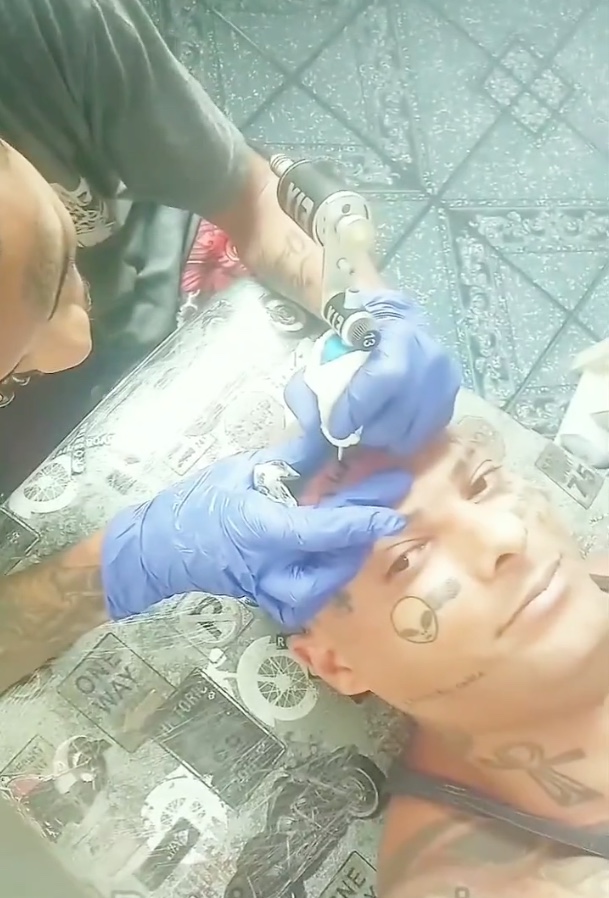 Brasileiro tatua nome de Elon Musk na cabeça para tentar ganhar viagem para Marte; vídeo