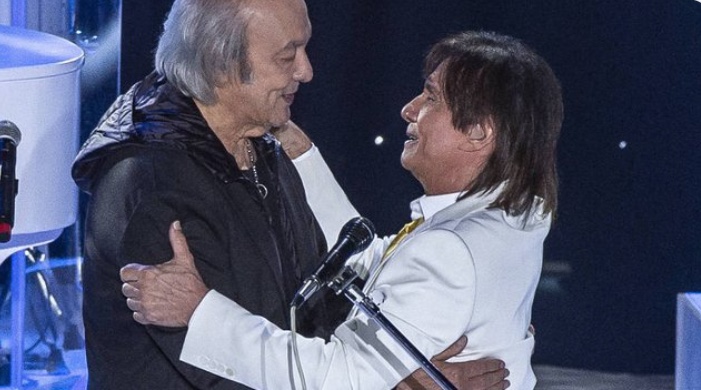 Roberto Carlos faz homenagem emocionante a Erasmo Carlos: 'meu grande irmão'