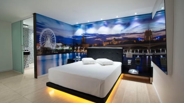 Casal encontra câmera espiã escondida em tomada de quarto em motel