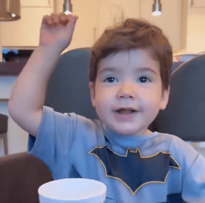 Vídeo: filho de Éverton Ribeiro troca letra de música da seleção e grita 'mengo'