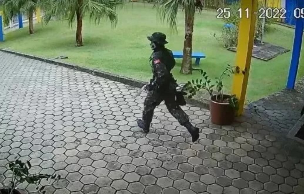 Atirador diz à polícia que se preparou para atacar escolas vendo vídeos na internet