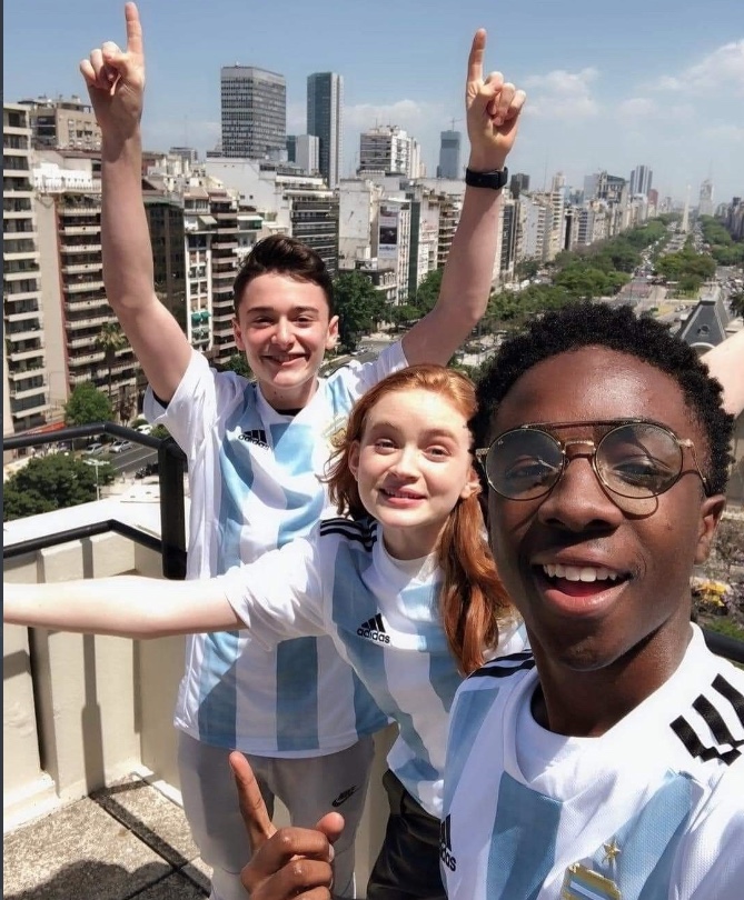 Atores de Stranger Things torcem pela Argentina e brasileiros passam a torcer pelo vilão 'Vecna' 
