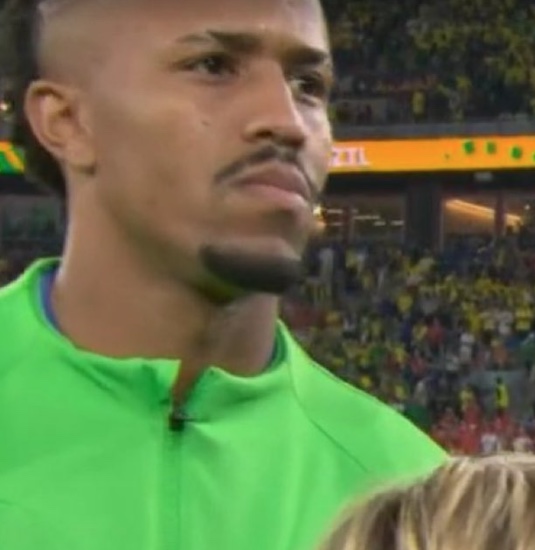 Internautas zombam de Militão durante jogo do Brasil ‘finge que é pensão e corre’