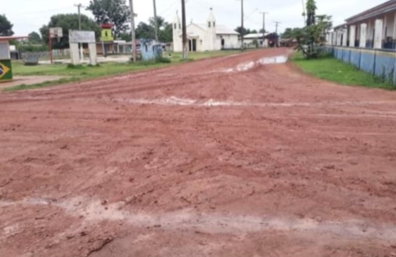 Moradores pedem asfalto em comunidade que está há 14 anos 'no barro' no Amazonas