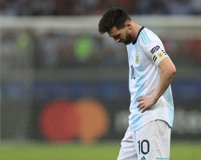 Messi perde a oportunidade de abrir placar para Argentina com pênalti contra Polônia