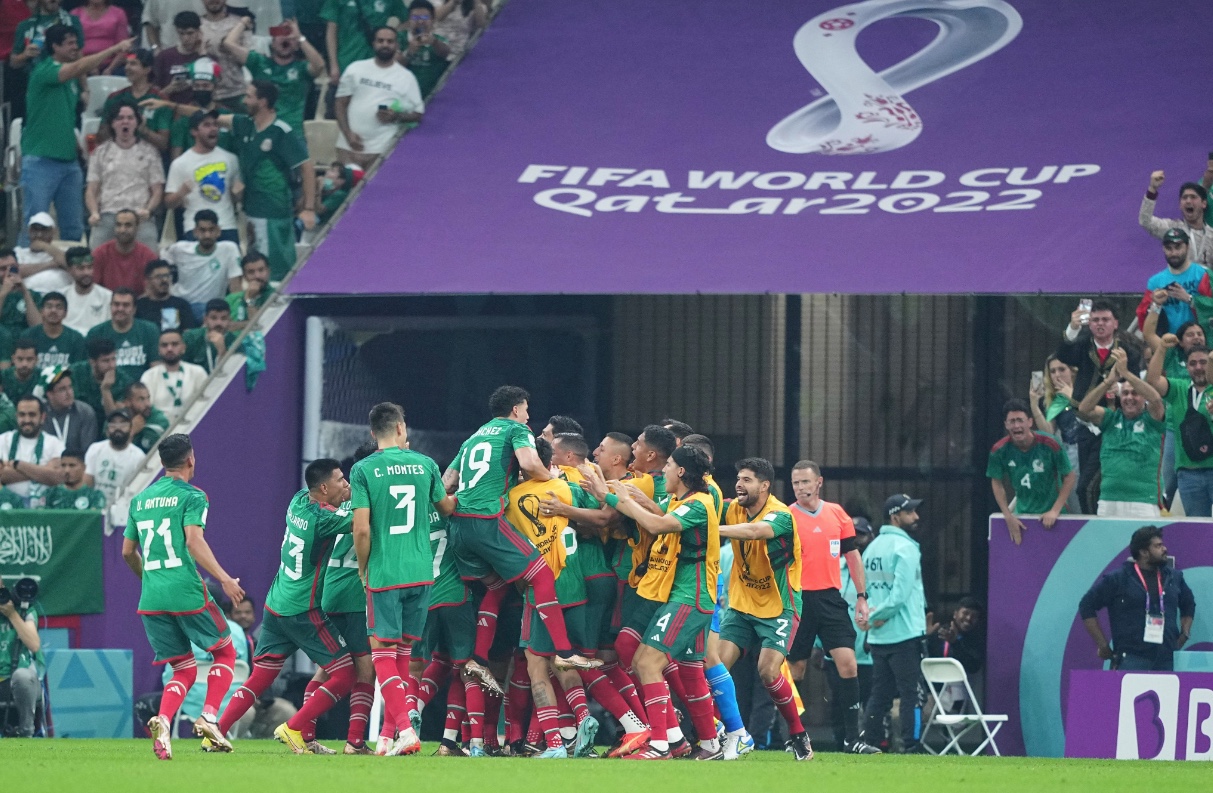 México vence Arábia Saudita por 2 a 1, mas dá adeus à Copa do Mundo do Catar