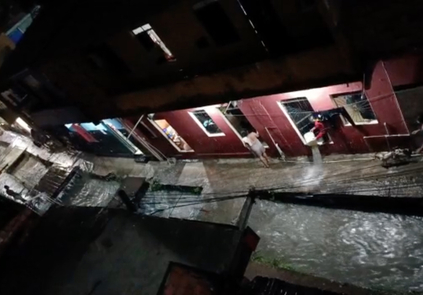 Temporal alaga casas e causa transtorno em vários bairros de Manaus; vídeos