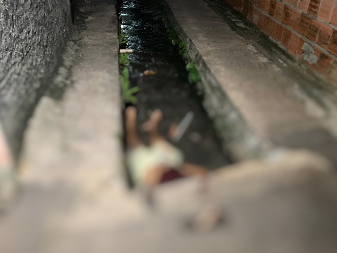 Após ouvirem rajadas de tiros, moradores encontram corpo em córrego de Manaus