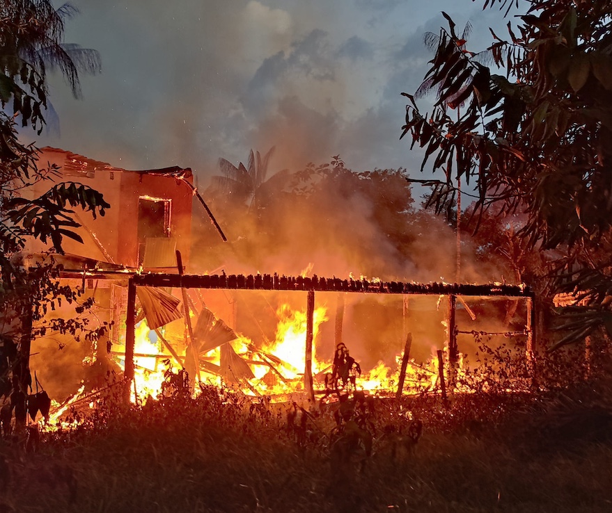 Casa é incendiada por criminosos em retaliação após prisão no Amazonas; vídeo