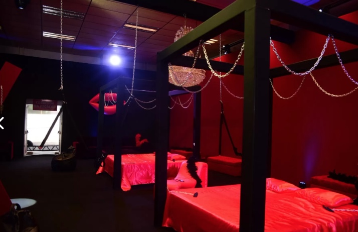 Saiba quem estreou o quarto escuro, famoso Dark Room, na Farofa da Gkay 