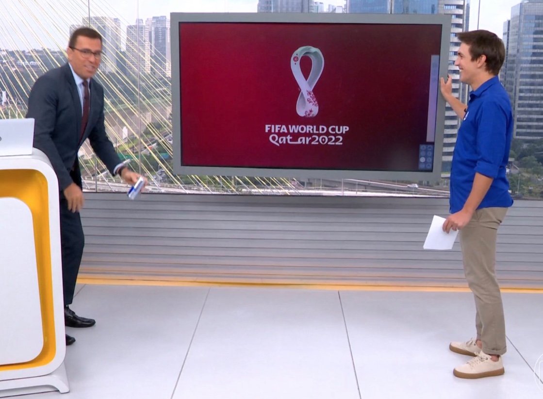 Ao vivo, Rodrigo Bocardi derruba latinha escondida atrás de bancada: 'cerveja do Bonner?'