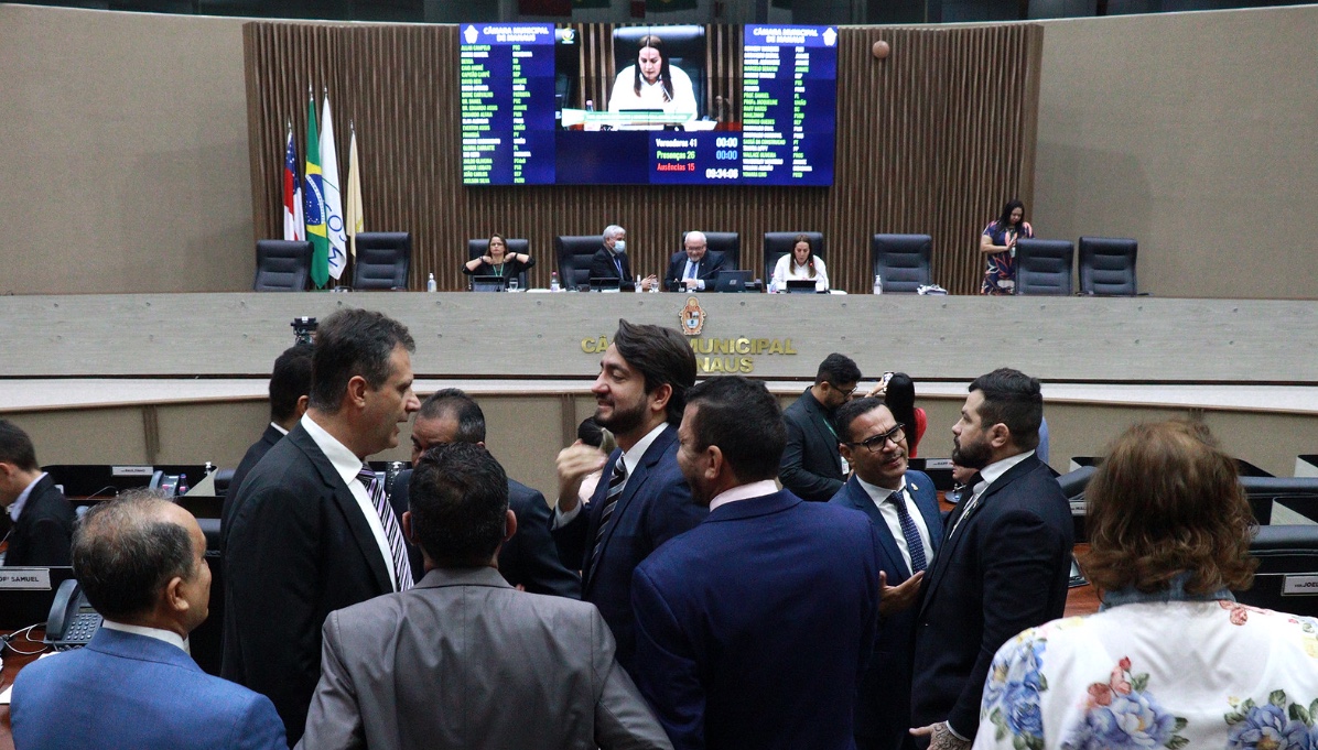 Vereadores de Manaus vão aumentar para R$ 70 mil valor da verba de gabinete