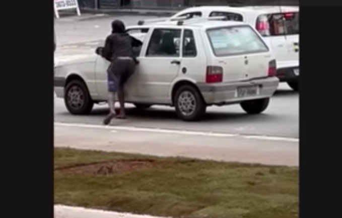 Vídeo: Homem persegue ladrão de celular e tem carro roubado por outros criminosos