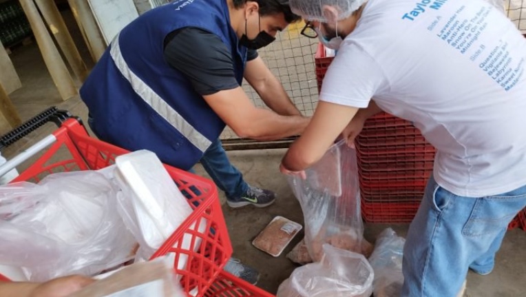 Supermercados são flagrados com 90 quilos de carnes estragadas em Manaus 