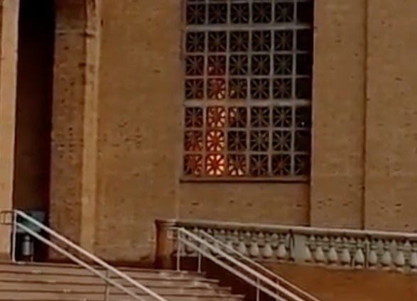 Fiel acende vela com embalagem e ateia fogo em capela do Santuário de Aparecida