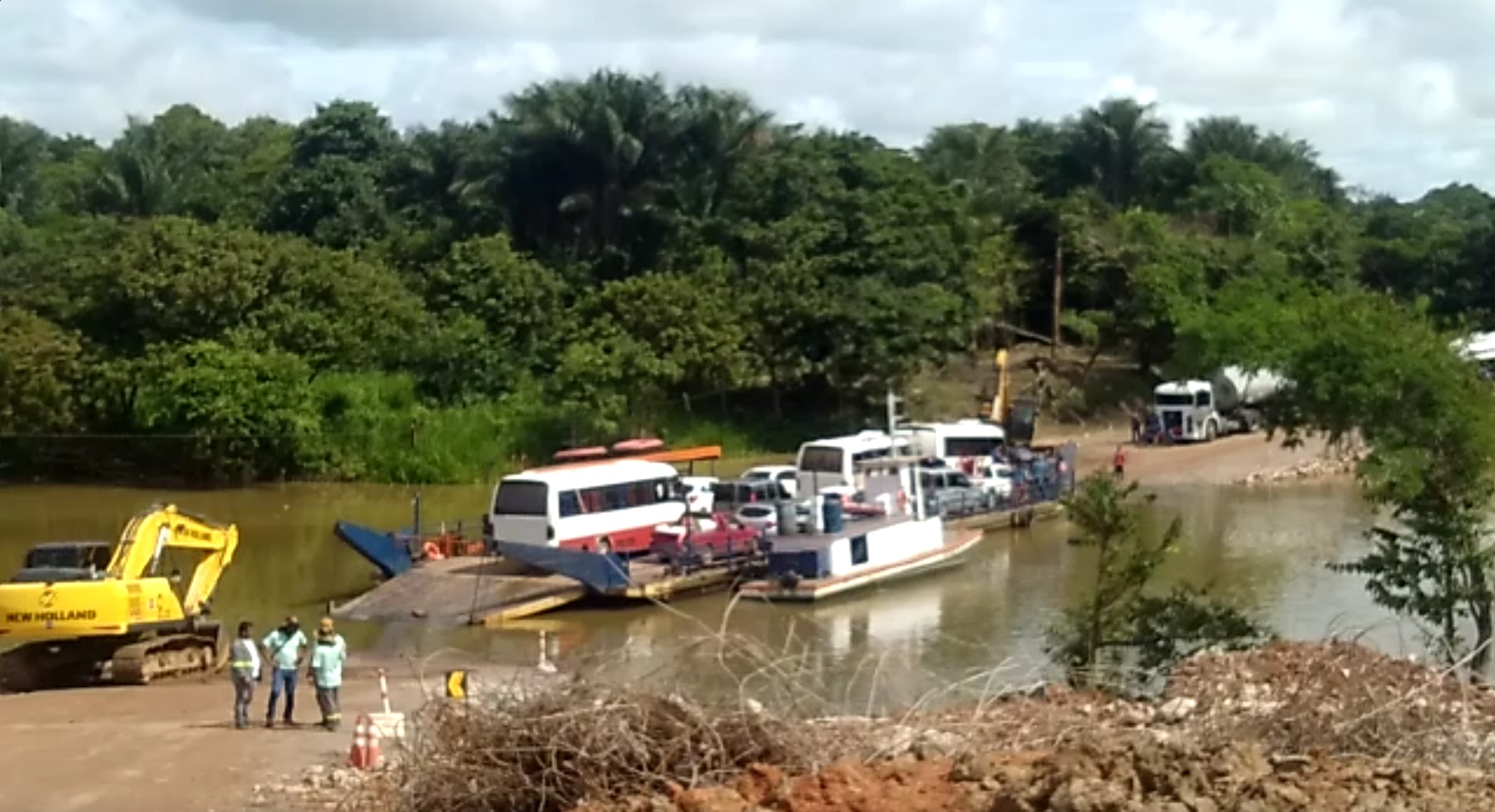 Vídeo: Sem ponte, motoristas enfrentam longas filas para atravessar BR-319