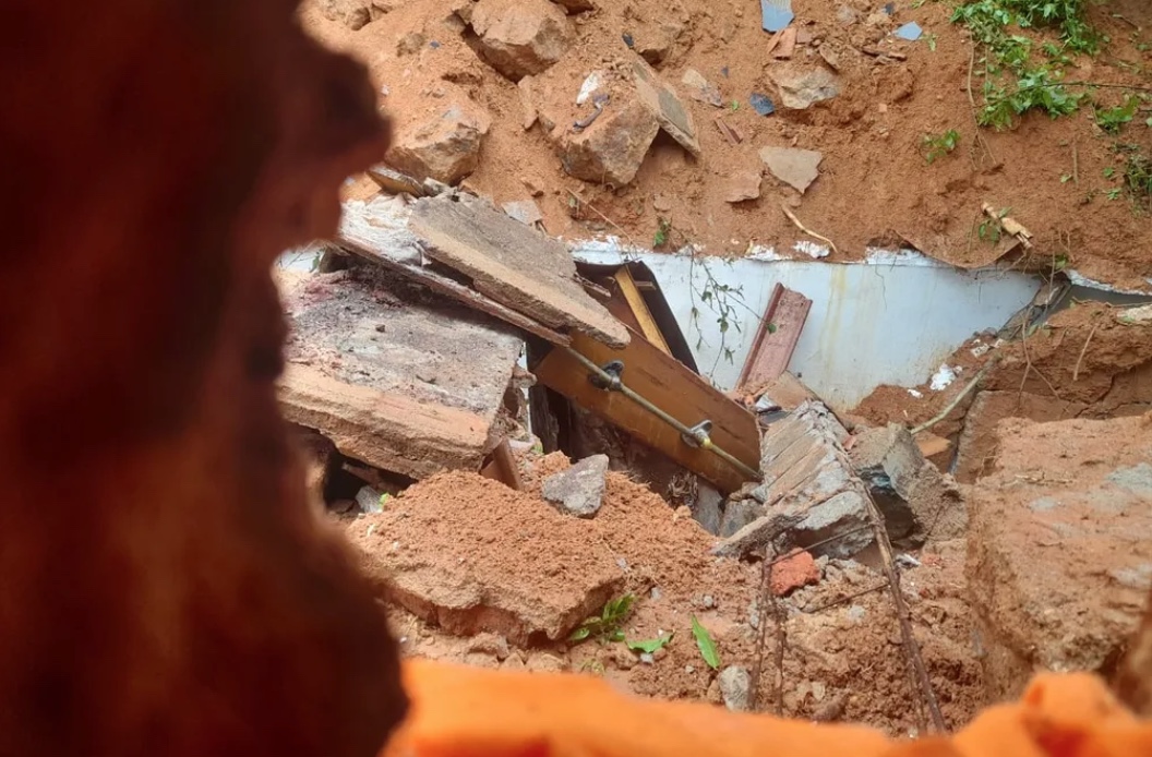 Caixão de cemitério vai parar dentro da casa de família após deslizamento de terra