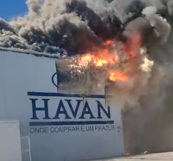 Vídeos mostram correria e loja Havan sendo completamente consumida pelo fogo