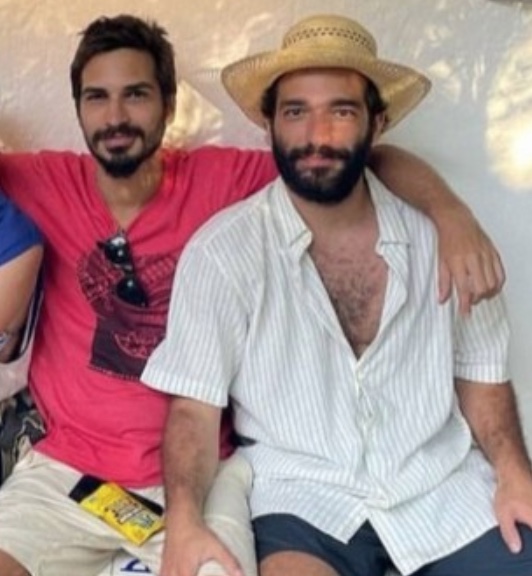 Após rumores de namoro, Thales Junqueira explica legenda em foto com Humberto Carrão 