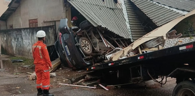 Empresário é baleado e morre ao perder controle de carro e destruir casas