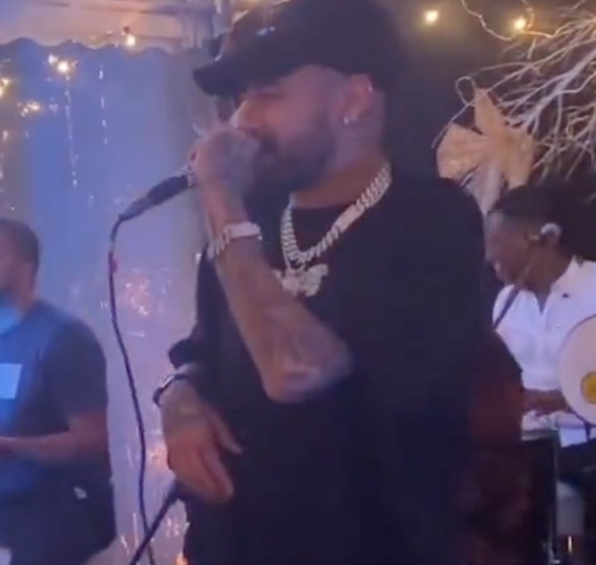 Neymar aparece em roda de samba em Paris após não ir ao velório de Pelé e é criticado