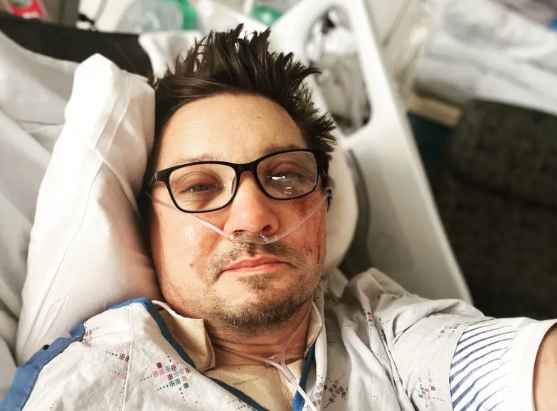 Jeremy Renner teve peito afundado e tronco esmagado em acidente, revela ligação ao 911