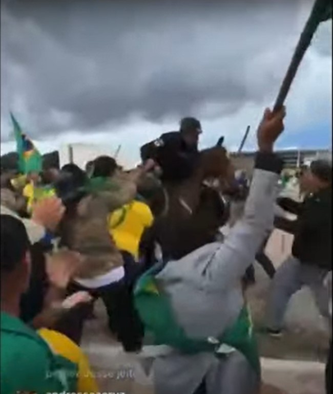 Bolsonaristas derrubam PM de cavalo e o agridem brutalmente a pauladas; vídeo