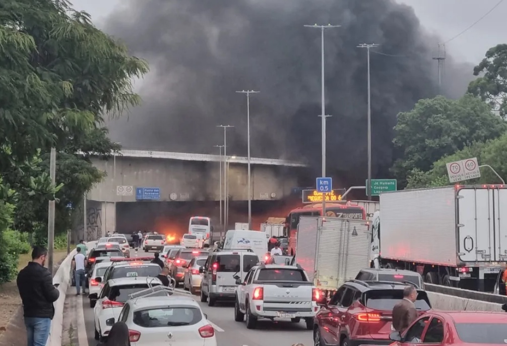 Vídeo: Protesto bloqueia Marginal Tietê em São Paulo; suspeita de ato bolsonarista