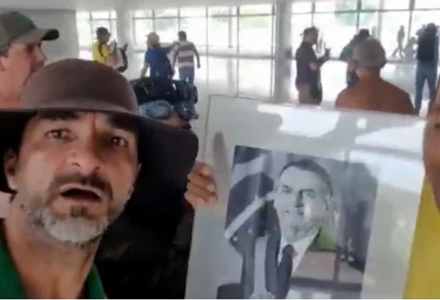 Vídeos: Radicalistas posam com foto de Bolsonaro durante destruição da galeria dos presidentes 