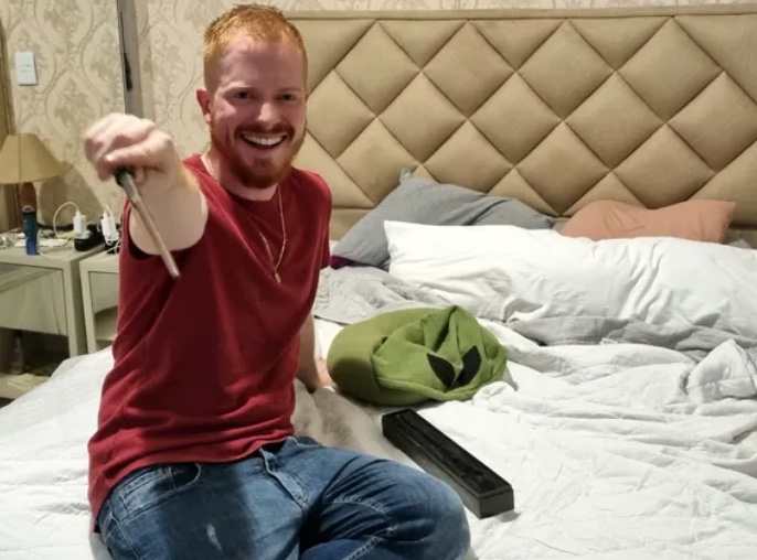 Participante da Casa de Vidro vive relacionamento aberto e tem crush em João Guilherme