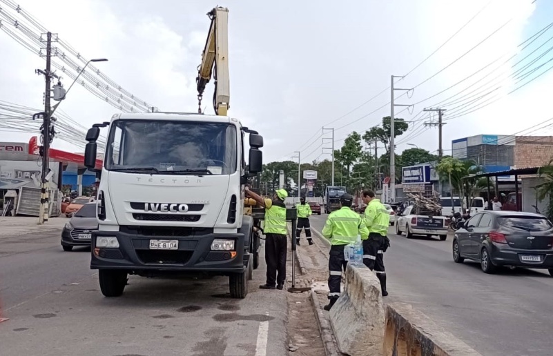 IMMU coíbe retorno irregular na Torquato Tapajós com instalação de blocos de concreto