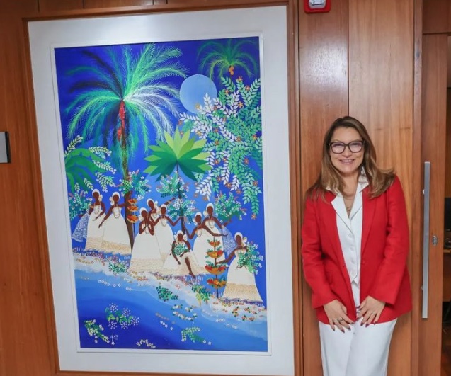 Janja escolhe obra de artista amazonense para expor na entrada de seu gabinete