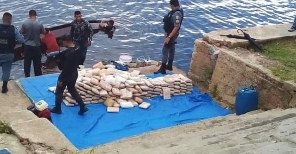 Casal é flagrado com quase 400 kg de droga em fundo falso de canoa no Amazonas