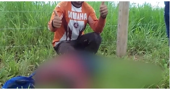 Homem é investigado após divulgar foto sorrindo ao lado de irmão morto no Amazonas