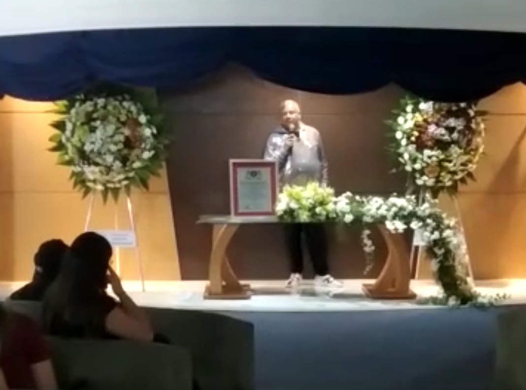 Cerimonialista causa revolta ao fingir que morreu para saber quem iria ao seu velório