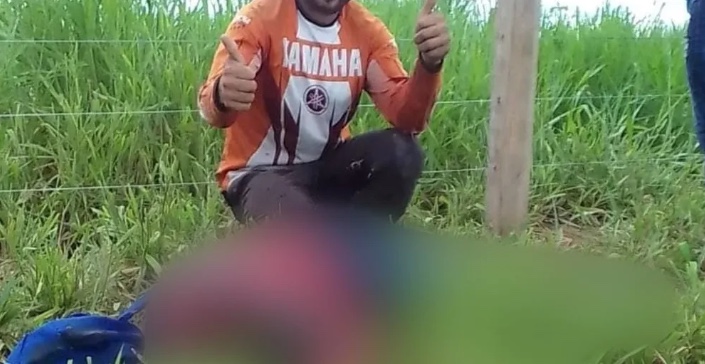 Homem é investigado após postar foto sorrindo ao lado do corpo do irmão no Amazonas