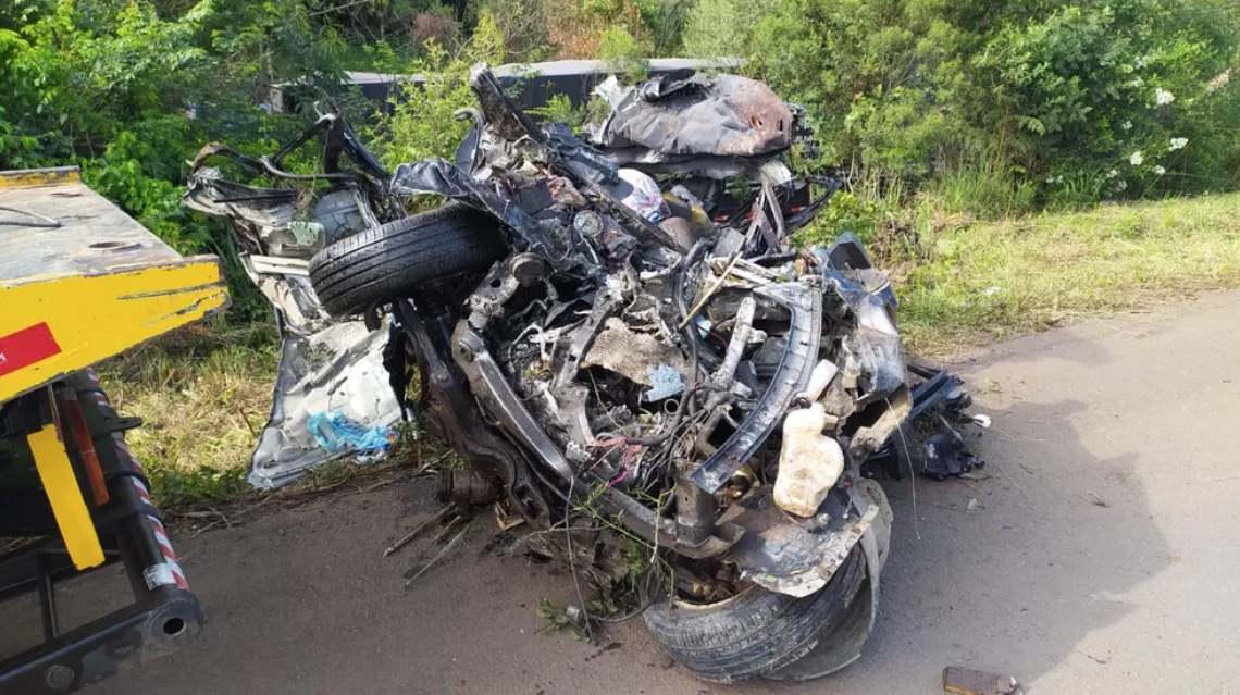 Carro vira 'bola de destroços' após acidente com carreta que matou 4 pessoas