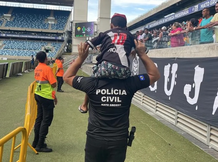 Menino de 10 anos é esquecido pelo pai em estádio durante partida de futebol