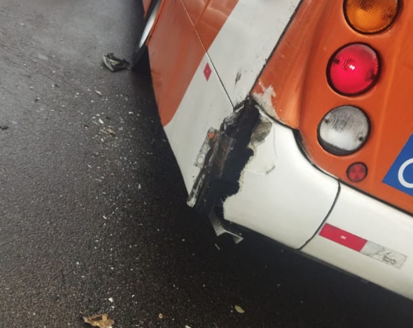 Ônibus 610 é atingido por caminhão-baú enquanto embarcava passageiros em Manaus