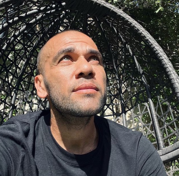 Daniel Alves teria 'passado a mão nas partes íntimas de outra mulher em boate'