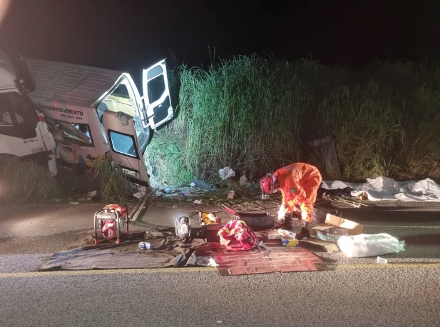 Mãe e filha de 4 meses morrem abraçadas após caminhão bater em van e matar 12 pessoas