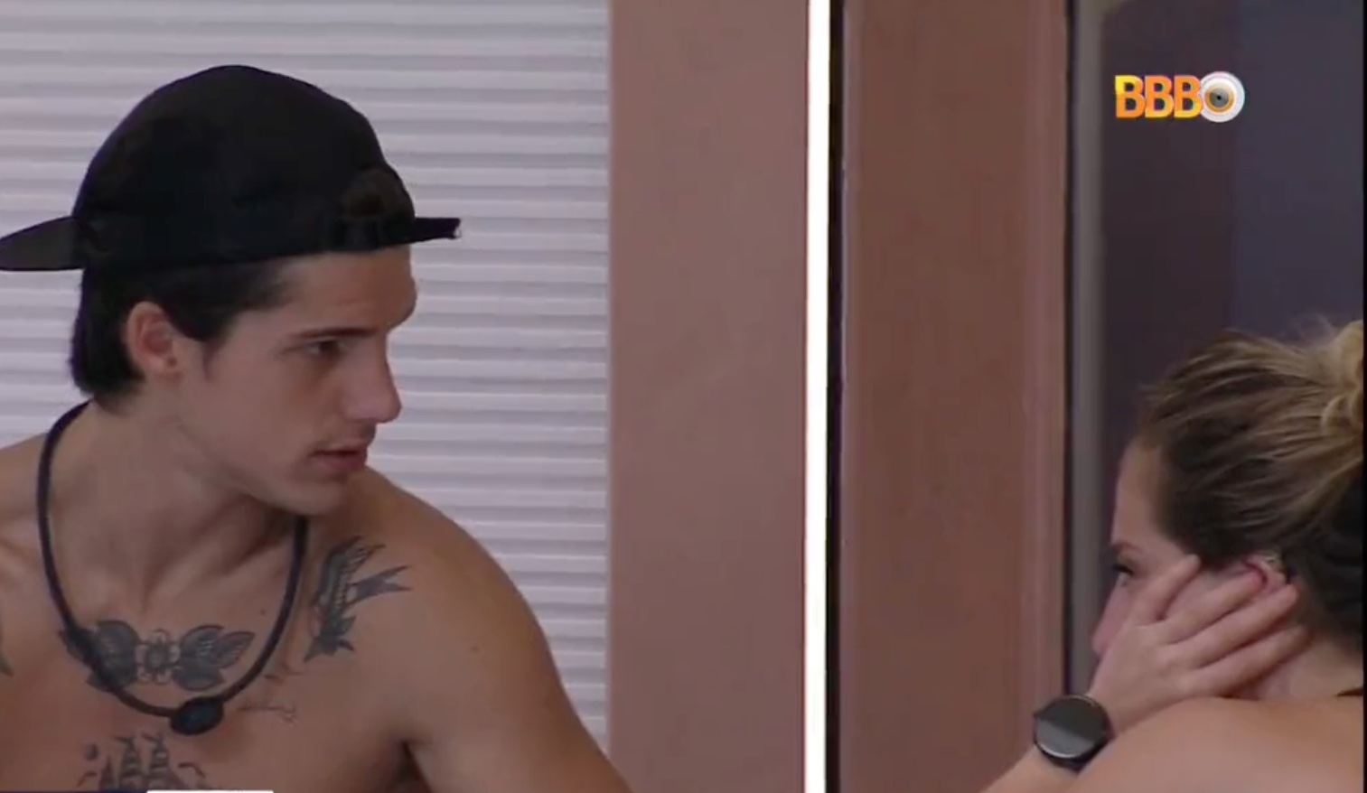 BBB23: Gabriel dedura Larissa após levar pisões durante a madrugada após briga; vídeo