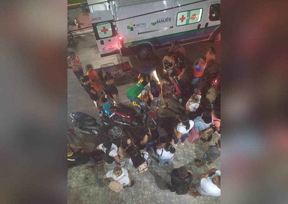 Motociclista fica ferida após bater contra veículo estacionado no Amazonas