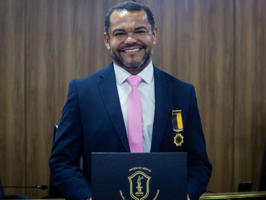Presidente da FAF, Rozenha recebe Medalha Ordem do Mérito do TJD/AM