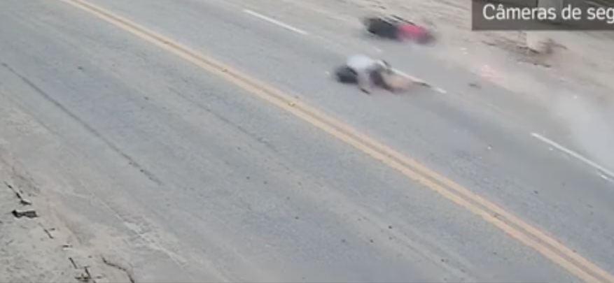Jovem dá 'grau' em moto, atinge trabalhador, e dois morrem em grave acidente; vídeo